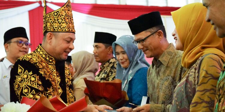 PTPN VI Serahkan Penghargaan Jubelium 2022 di Hari Kemerdekaan