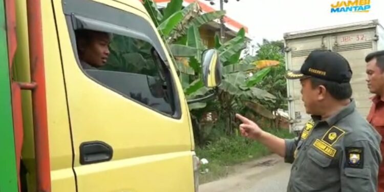 Geram! Al Haris Marahi Sopir Truck Batubara Nekat Beroperasi Siang Hari