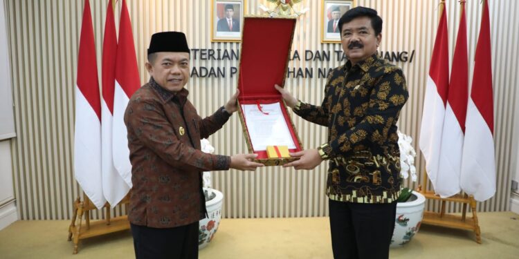 Jambi Pertama di Sumatera Terima Dokumen Persetujuan Substansi RTRW dari Menteri ATR