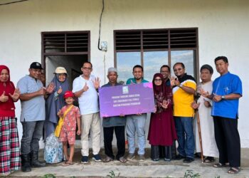 Peduli Pendidikan, PTPN VI Berikan 35 Set Meja Kursi