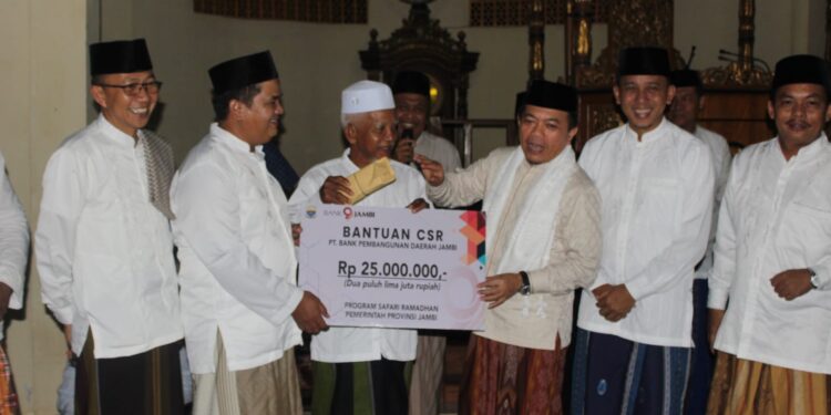 Masyarakat Sambut Kedatangan Gubernur Al Haris Dengan Antusias