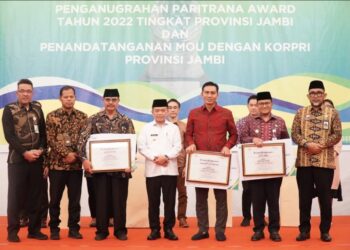 Al Haris Serahkan Anugrah BPJS Ketenagakerjaan Paritrana Award 2022 Tingkat Provinsi Jambi