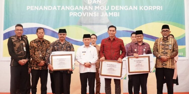 Al Haris Serahkan Anugrah BPJS Ketenagakerjaan Paritrana Award 2022 Tingkat Provinsi Jambi
