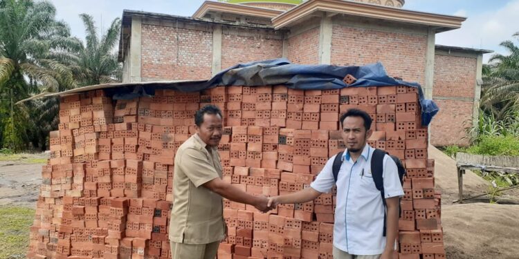 20.000 Batu Bata dari PTPN VI Untuk Masjid Baitul Makmur