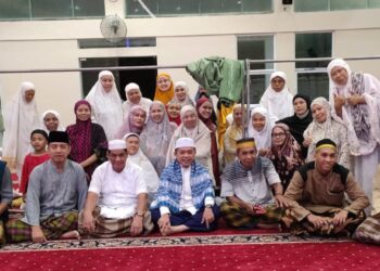 Senangnya Ibu-ibu Jamaah Masjid Nuru Nikmatilah, Tarawih dapat Sambako dari Gubernur Al Haris