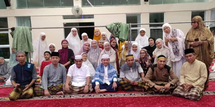 Senangnya Ibu-ibu Jamaah Masjid Nuru Nikmatilah, Tarawih dapat Sambako dari Gubernur Al Haris