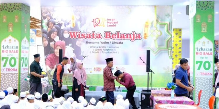 Wagub Sani Berbagi Kasih Sayang Bersama Anak Yatim
