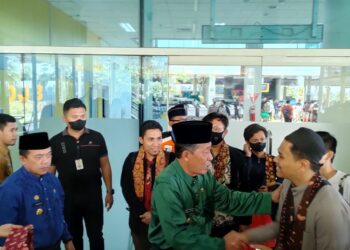 Mahasiswa Jambi dari Sudan Tiba di Jambi, Disambut Gubernur Al Haris dan Abdullah Sani