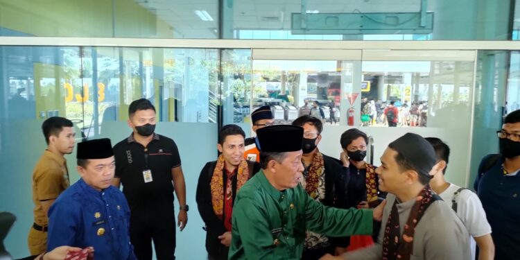 Mahasiswa Jambi dari Sudan Tiba di Jambi, Disambut Gubernur Al Haris dan Abdullah Sani
