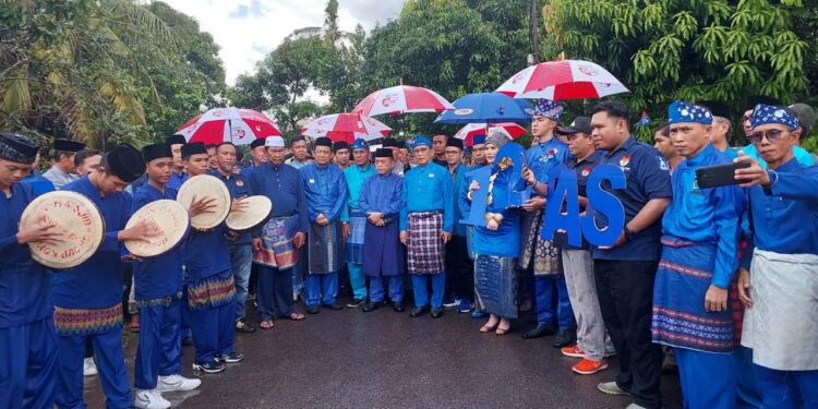 Ikut Daftar Caleg ke KPU, Yel-yel Al Haris Dua Periode Menggema Oleh Ratusan Kader PAN