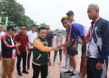 Serahkan 6 Unit Perahu Dragon Boat, Gubernur Al Haris: Cabor Dayung Adalah Kebanggaan Jambi