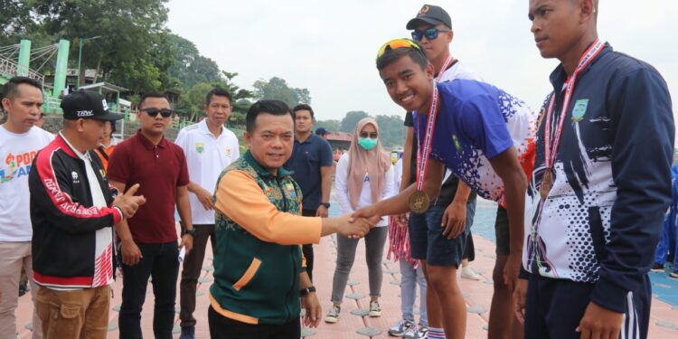 Serahkan 6 Unit Perahu Dragon Boat, Gubernur Al Haris: Cabor Dayung Adalah Kebanggaan Jambi