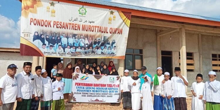 PTPN VI Serahkan 150 Sak Semen