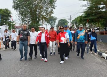 Gubernur Al Haris Jalan Sehat Bersama Ribuan Warga