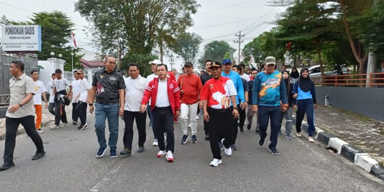 Gubernur Al Haris Jalan Sehat Bersama Ribuan Warga