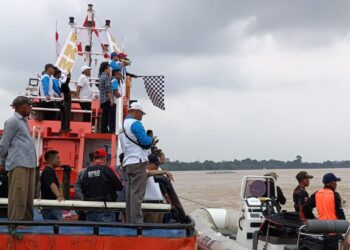 Lomba Pacu Perahu Tradisional Jambi Kota Seberang Dibuka Al Haris. Diikuti 385 Peserta