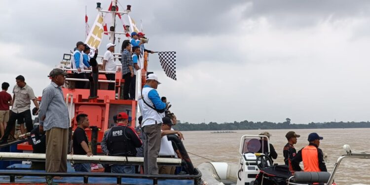 Lomba Pacu Perahu Tradisional Jambi Kota Seberang Dibuka Al Haris. Diikuti 385 Peserta