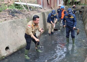 Kerja Nyata Atasi Banjir, Gubernur Al Haris Turun Bersihkan Drainase