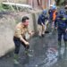 Kerja Nyata Atasi Banjir, Gubernur Al Haris Turun Bersihkan Drainase