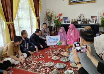 Al Haris Serahkan Santunan JKM Pegawai Non ASN. Bentuk Kepedulian pada Pegawai Pemprov Jambi