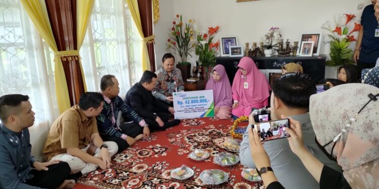 Al Haris Serahkan Santunan JKM Pegawai Non ASN. Bentuk Kepedulian pada Pegawai Pemprov Jambi