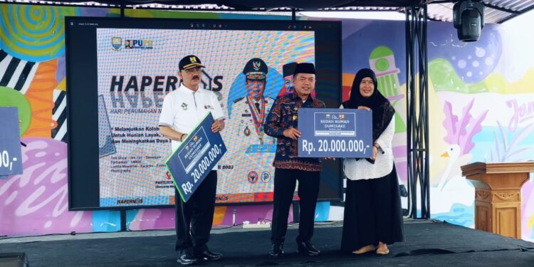 Al Haris Serahkan 533 Bantuan Bedah Rumah Program Dumisake. Setiap Rumah dapat Rp 20 Juta