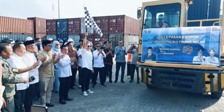 Didampingi Gubernur Al Haris, Zulkifli Hasan Lepas Ekpor Komoditas Unggulan Jambi ke Pakistan