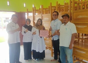 Dukung Pendidikan Berkualitas Melalui Program TJSL, PTPN Group Berikan Bantuan 70 Set Meja dan Kursi untuk Sekolah Dasar di Kabupaten Muaro, Jambi