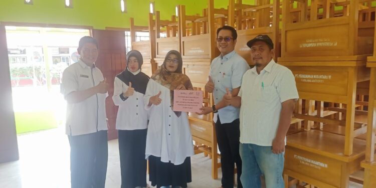 Dukung Pendidikan Berkualitas Melalui Program TJSL, PTPN Group Berikan Bantuan 70 Set Meja dan Kursi untuk Sekolah Dasar di Kabupaten Muaro, Jambi
