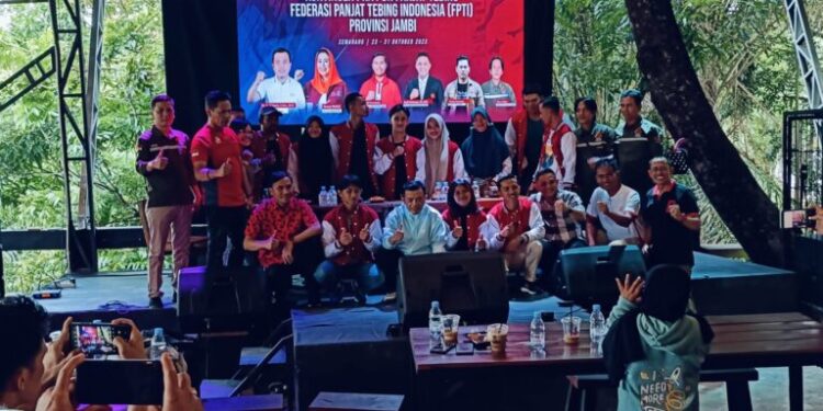 Gubernur Al Haris Lepas Kontingen Panjat Tebing Jambi Ikut Pra PON di Semarang