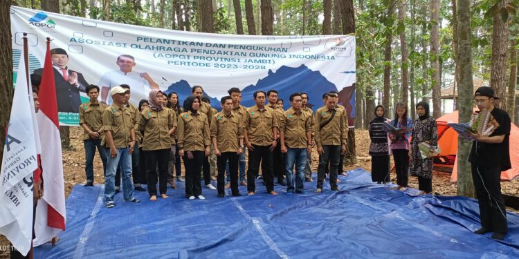 Pelantikan pengurus AOPGI Assosiasi Olahraga Pendakian Gunung Indonesia Jambi di Hutan Pinus