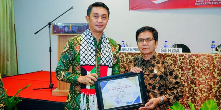 Bupati Muaro Jambi Memberikan Penghargaan ke PTPN 6