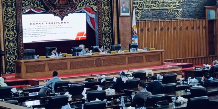 Gubernur Al Haris dan DPRD Jambi Kompak Pakai Syal Dukung Palestina. Gelar Doa Bersama