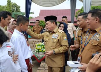 Dumisake Bantuan Pendidikan Mulai Disalurkan, Pertama Diserahkan Al Haris untuk 476 Siswa di Merangin