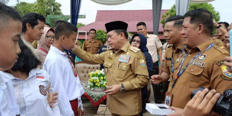 Dumisake Bantuan Pendidikan Mulai Disalurkan, Pertama Diserahkan Al Haris untuk 476 Siswa di Merangin