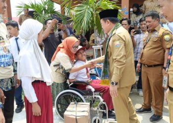Al Haris Serahkan Dumisake Pendidikan untuk 632 Siswa di Sarolangun