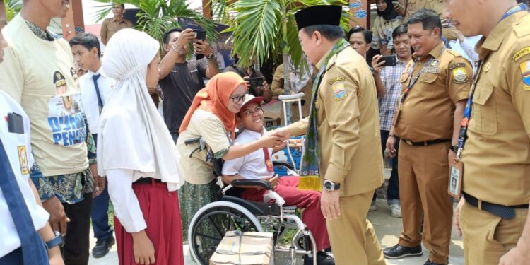 Al Haris Serahkan Dumisake Pendidikan untuk 632 Siswa di Sarolangun