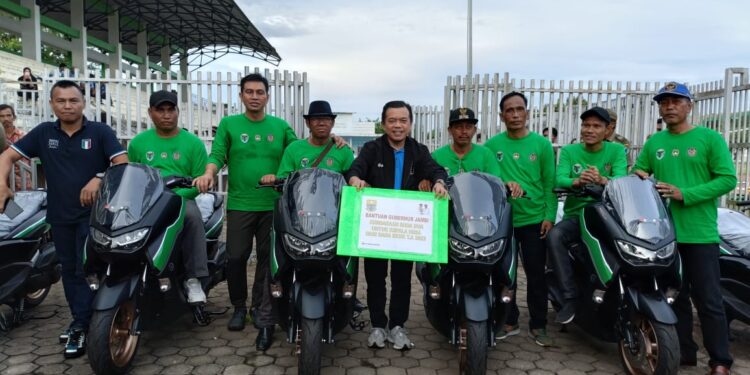 Disaksikan Fadhil Arief, Gubernur Al Haris Serahkan 110 Motor Dinas untuk Kades se-Kabupaten Batanghari