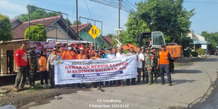 Dukung BUMN Environmental Movement, SGN PG Soedhono bersama Masyarakat Ngawi Bersihkan Saluran Air