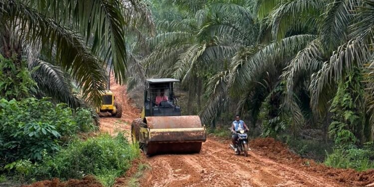 3,6 Kilometer Jalan Desa Direhab PTPN IV Regional 4