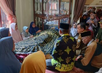 Sampaikan Duka Mendalam, Gubernur Al Haris Melayat ke Rumah Duka Korban Longsor di Kerinci
