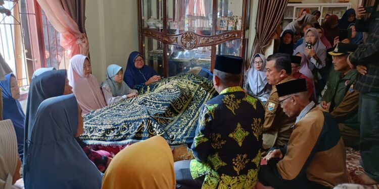 Sampaikan Duka Mendalam, Gubernur Al Haris Melayat ke Rumah Duka Korban Longsor di Kerinci