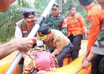 Gubernur Al Haris Turun Langsung Evakuasi Lansia Korban Banjir di Kabupaten Tebo