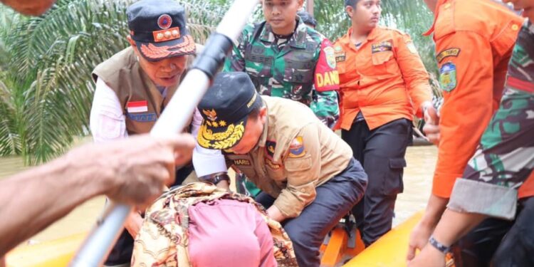 Gubernur Al Haris Turun Langsung Evakuasi Lansia Korban Banjir di Kabupaten Tebo