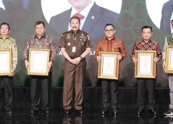 Al Haris Terima Penghargaan R Soeprapto Award 2024. Satu-satunya Gubernur Terima Penghargaan dari Jaksa Agung