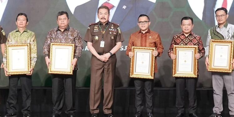 Al Haris Terima Penghargaan R Soeprapto Award 2024. Satu-satunya Gubernur Terima Penghargaan dari Jaksa Agung