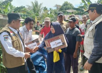 Antar Bantuan Korban Banjir di Mandiangin, Al Haris Ingatkan Warga Tetap Waspada