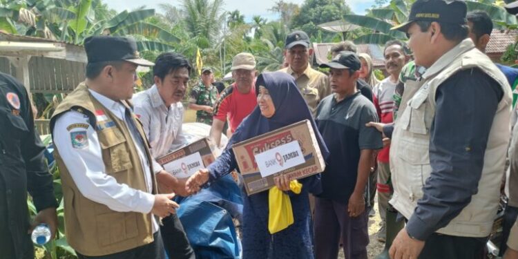 Antar Bantuan Korban Banjir di Mandiangin, Al Haris Ingatkan Warga Tetap Waspada
