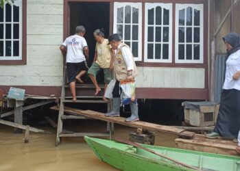 Tinjau Banjir di Kasang-Seberang, Gunakan Perahu Al Haris Antar Bantuan ke Rumah Warga