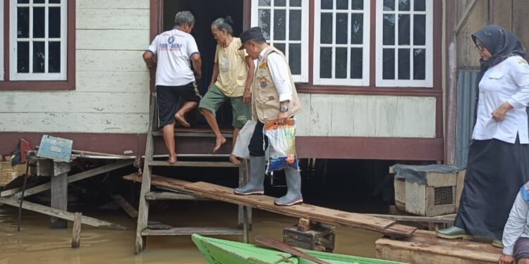 Tinjau Banjir di Kasang-Seberang, Gunakan Perahu Al Haris Antar Bantuan ke Rumah Warga